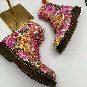 🌺🌸 RARE Dr. Martens Pascal‎ Vintage Pink Daisy Flower Power Boots 🌸🌺